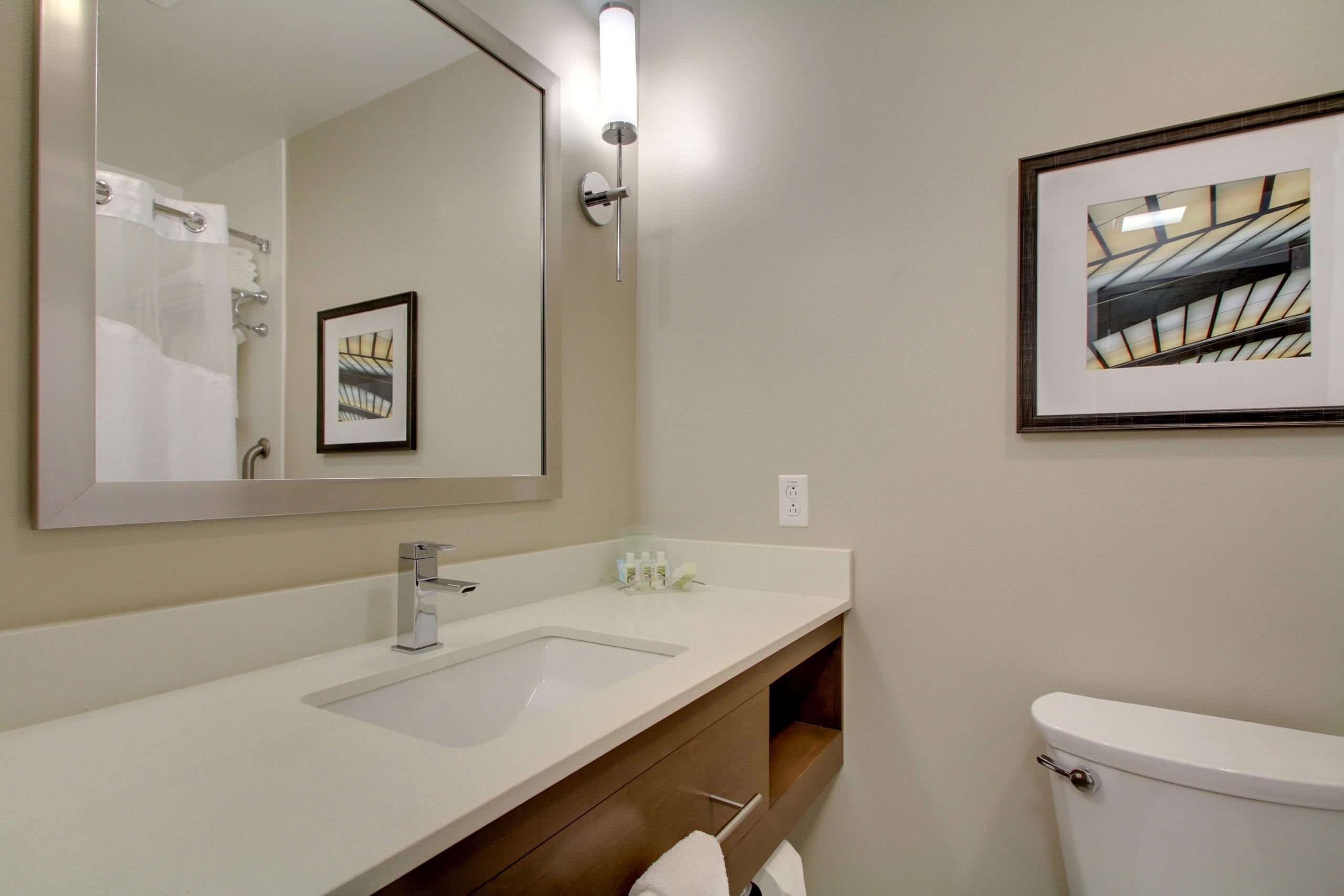 Holiday Inn & Suites Peoria Standard Bathroom