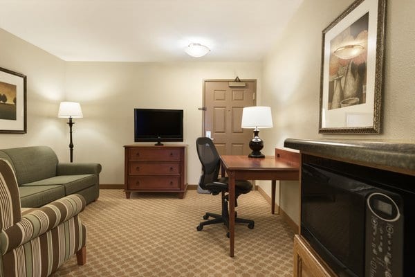Country Inn & Suites Peoria King Suite