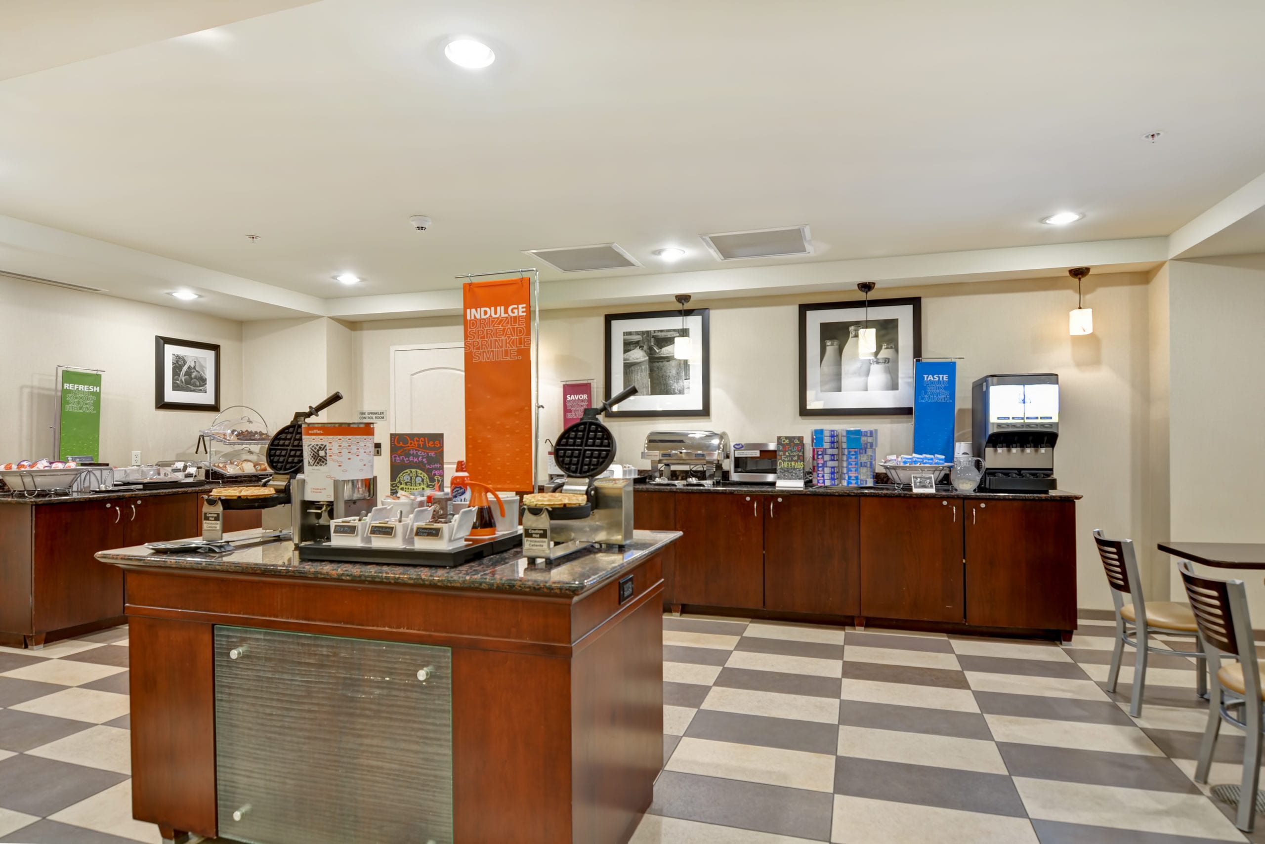 Hampton Inn & Suites Peoria Hot Complimentary Breakfast Area