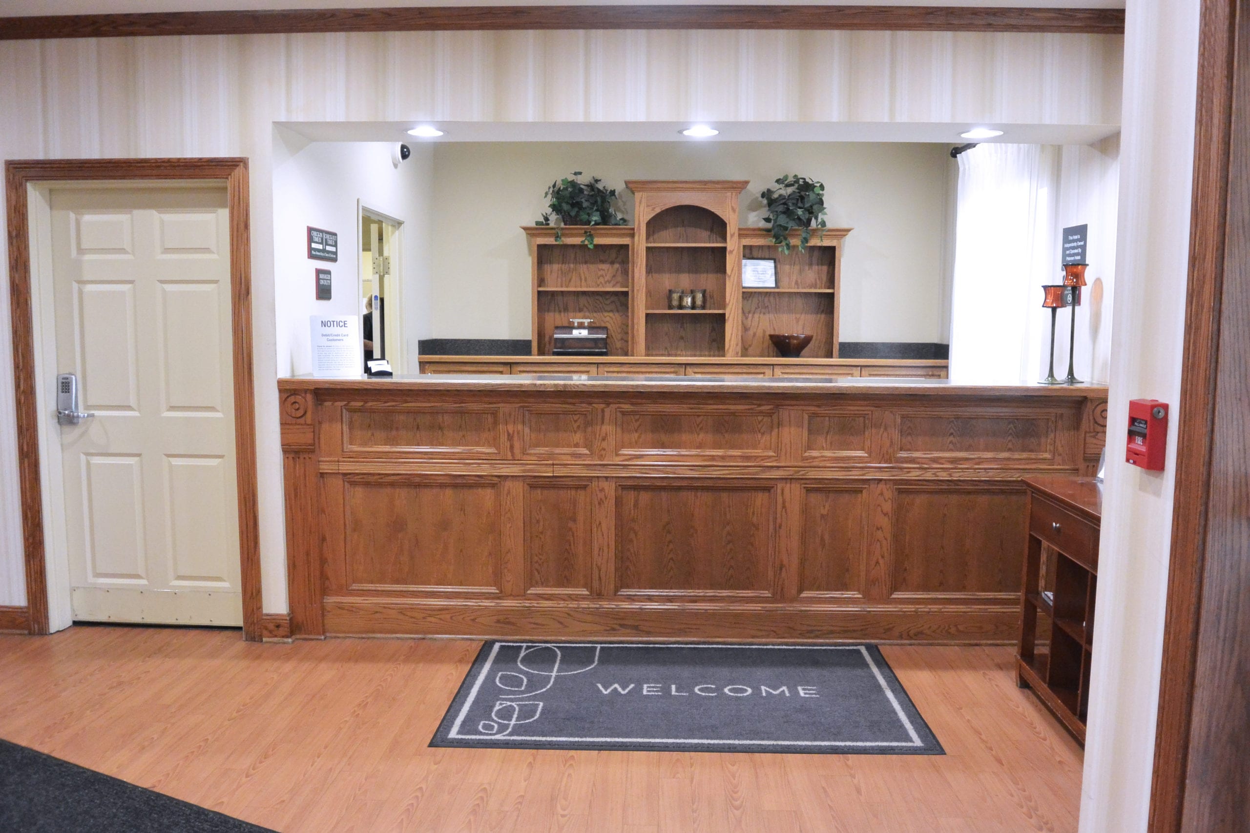 Country Inn & Suites Peoria Reception Front Desk