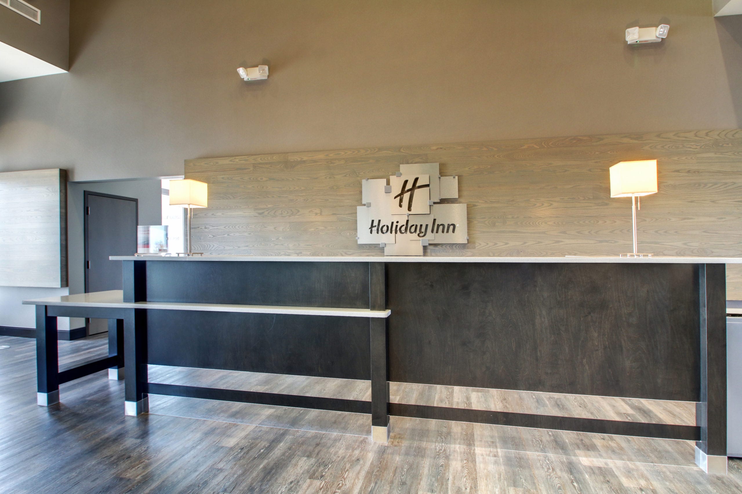 Holiday Inn & Suites Peoria Reception Front Desk