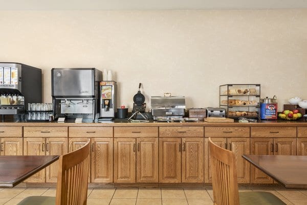 Country Inn & Suites Peoria Complimentary Hot Breakfast