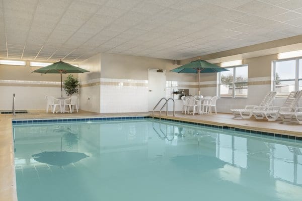 Country Inn & Suites Peoria Pool and Spa